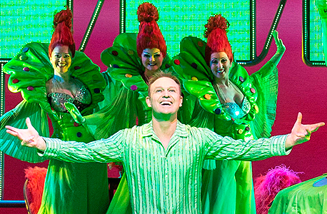 ג'ייסון דונובן. רוב מעלותיה של ההפקה נרשמו בפן העיצובי והמוזיקלי ג'ייסון דונובן. רוב מעלותיה של ההפקה נרשמו בפן העיצובי והמוזיקלי