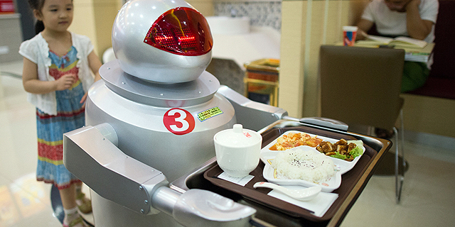 רובוט מלצר, צילום: KFC