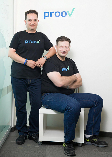 מימין: מייסדי Proov  אלכסיי ספוז'ניקוב וטובי אולשנצקי. "בעיה עולמית"