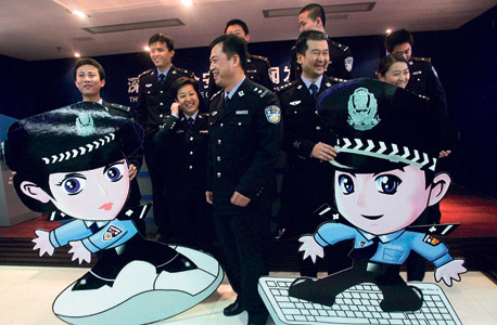 שוטרי משטרת האינטרנט הסינית עם ג'ינג ג'ינג וצ'ה צ'ה, סמלי הפיקוח הממשלתי ברשת. "הדמויות האלה מופיעות באתרים פשוט כדי שתדע שמסתכלים עליך"