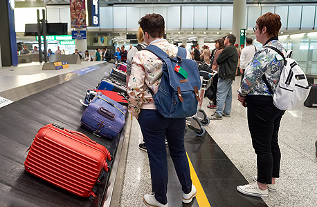 מזוודות מטען טיסה אולם נוסעים נכנסים נמל תעופה, צילום: שאטרסטוק