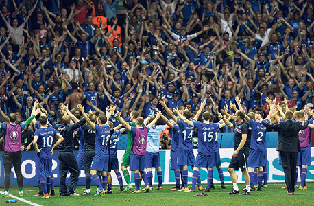 נבחרת איסלנד אחרי הניצחון על אנגליה, צילום: אי פי איי