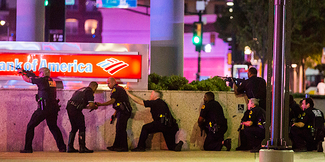זעזוע בארה&quot;ב: 5 שוטרים נרצחו בהפגנת שחורים