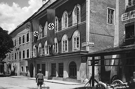 תצלום משנת 1939 של הבית שבו נולד אדולף היטלר תצלום משנת 1939 של הבית שבו נולד אדולף היטלר