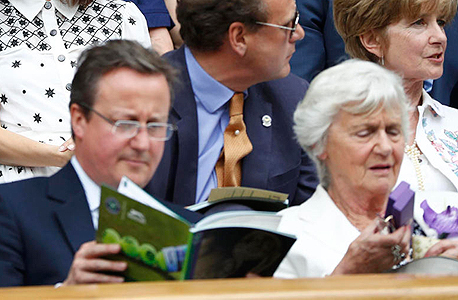 ראש ממשלת בריטניה דיוויד קמרון ואמו (מימין) בטורניר הטניס ווימבלדון