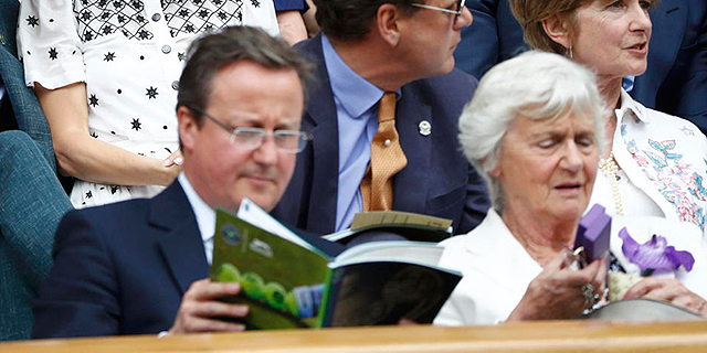 ראש ממשלת בריטניה דיוויד קמרון ואמו (מימין) בטורניר הטניס ווימבלדון, צילום: רויטרס