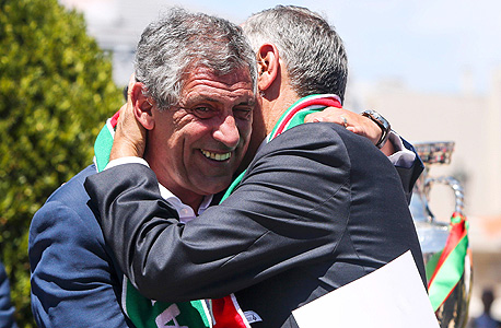  פרננדו סנטוס המאמן מתחבק עם רבלו דה סוזה, יו"ר ההתאחדות לכדורגל. התחיל כמנהל שירותים טכניים במלון