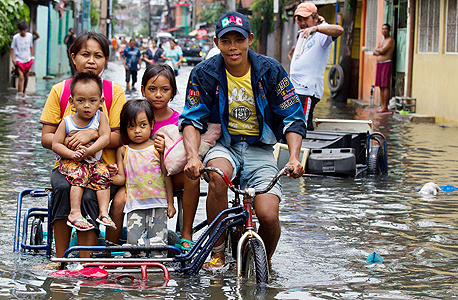 שטפונות במנילה, הפיליפינים ב-2012, צילום: גטי אימג