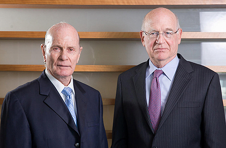 מימין יו”ר טרלקס הארי טרוהארט ועו”ד יעקב ישראלי מימין יו”ר טרלקס הארי טרוהארט ועו”ד יעקב ישראלי