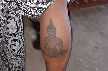 קעקוע בדמות בודהה. בדומה לדתות רבות, גם בבודהיזם, דימוי מפורש של המנהיג הרוחני עלול לפגוע ברגשות המאמינים, צילום: facebook/MyanmarUpdateNewsAgency