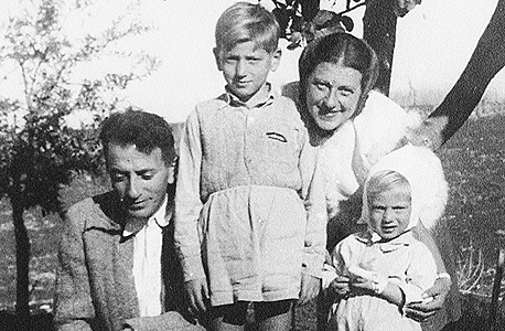 1947. רון חולדאי בן השנתיים עם אחיו שי בן ה־7 והוריו הנקה ועויזר, חולדה