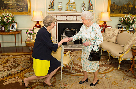 תרזה מיי נפגשת עם מלכת אנגליה, צילום: אי פי איי