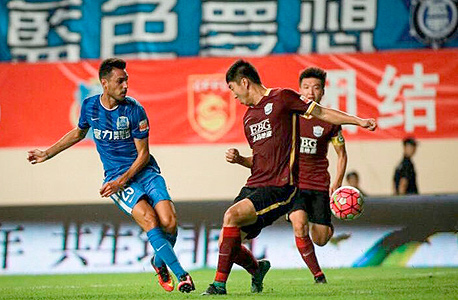  Israeli midfielder Eran Zahavi in the Chinese Soccer League Photo: Nadav Zenziper