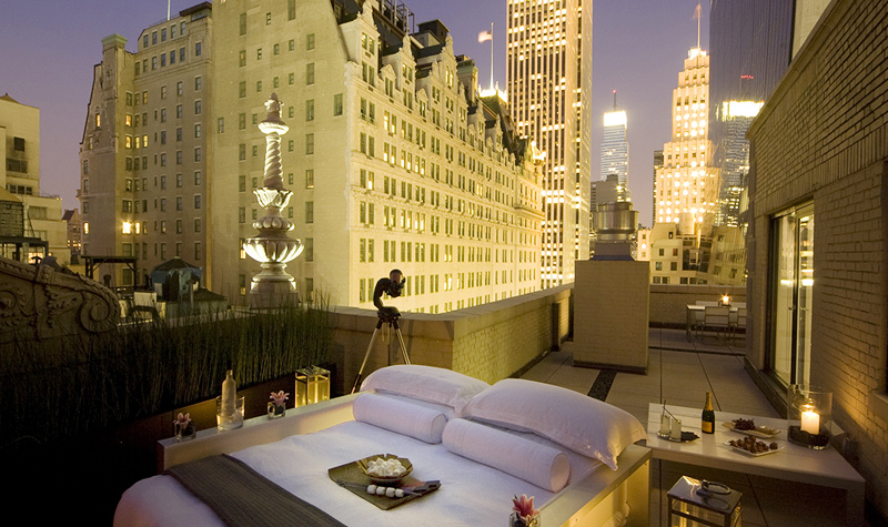 מלון AKA סנטרל פארק. הציע כבר בשנה שעברה לאורחים את האפשרות לישון במרפסת הגג בה הונחה מיטה זוגית, אח וטלסקופ משוכלל, צילום: AKA Central Park