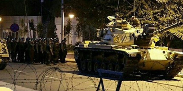 דרמה בטורקיה: הצבא הכריז על שלטון צבאי, יריות ברחובות איסטנבול