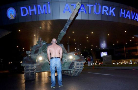 טנק מול אזרח בשדה התעופה אטאטורק באיסטנבול, צילום: רויטרס