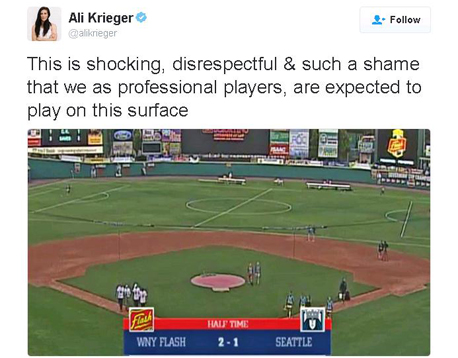 צילום מסך של ציוץ של כדורגלנית אלי קריגר על מגרש כדורגל נשים על מגרש בייסבול