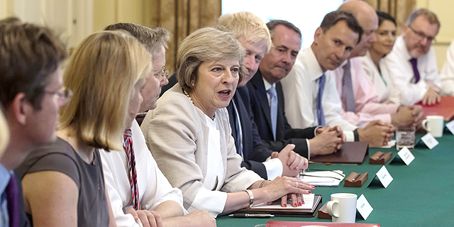 ראשת ממשלת בריטניה תרזה מיי בישיבת הממשלה הראשונה תחת הנהגתה, צילום: איי פי