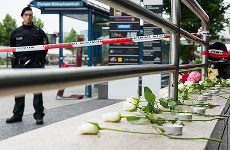 מניחים פרחים במינכן, הבוקר, צילום: גטי אימג
