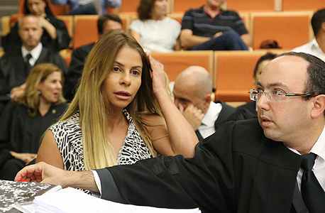 ענבל אור עם עו"ד אוריאל זעירא בבית משפט 2, צילום: צביקה טישלר