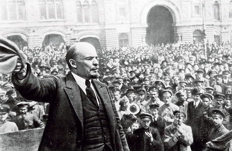 לנין נואם בכיכר האדומה במוסקבה ב־1919, על רקע בניין GUM