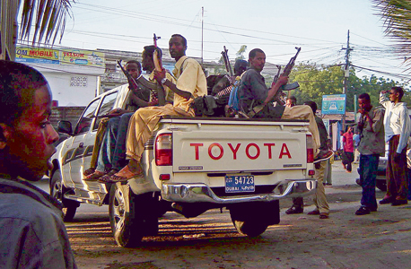 לוחמי אחת המיליציות ברחובות הבירה מוגדישו, 2006