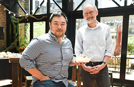 מימין: הביוכימאי פטריק בראון , מנכ"ל החברה ושף החברה דיוויד צ'אנג