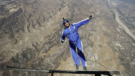 לוק אייקינס. "אני כמעט ומרחף, זה מדהים!"