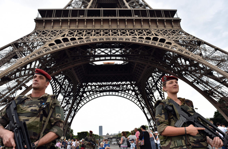 חיילים צרפתים מאבטחים את מגדל אייפל, צילום: איי אף פי