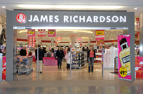 חנות ג’יימס ריצרדסון בנתב”ג. המלאי נרכש בחו”ל ולא ניתן להחזירו לספקים