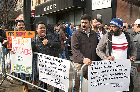 הפגנה של נהגי אובר מול משרדי החברה בניו יורק, צילום: בלומברג