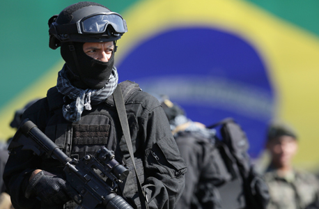שר המשפטים הברזילאי אלכסנדר מוראס הודיע כעת כי בוטלו החוזים עם ארטל, וחברים במשמר הלאומי של הממשלה הפדראלית וכן שוטרים מריו ומדינות אחרות, כולל שוטרים לשעבר, הם שיבצעו את הבדיקות הביטחוניות כולל הפעלת גלאי המתכות