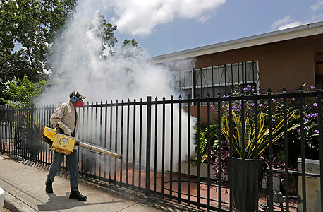 מרססים נגד וירוס הזיקה בפלורידה , צילום: איי פי