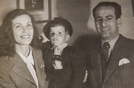 1947. אלי בן זקן בן ה־3 עם הוריו שמואל ואינס, חגיגות פורים במועדון מכבי באלכסנדריה