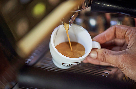 איך לא מכינים קפה שחור, על פי "גבעת חלפון אינה עונה". לפי גודינה, "כל קפה טורקי הוא לא טעים, כי הוא עשוי מפולים זולים", צילום: גלעד בר שלו