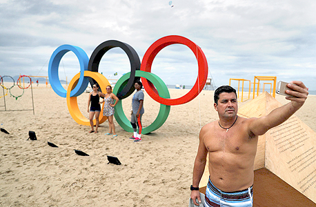 סמל האולימפיאדה בחוף קופה קבנה, ברזיל. חגיגה לאומית או חגיגה של שחיתות?, צילום: רויטרס