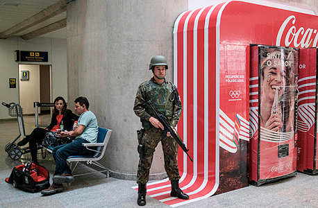 חייל ברזילאי "שומר" על קוקה־קולה. האולימפיאדה הנוכחית תקבע את עתיד החסויות האישיות