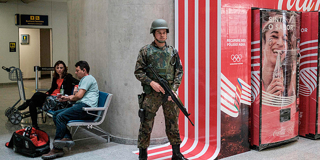 חייל ברזילאי "שומר" על קוקה־קולה. האולימפיאדה הנוכחית תקבע את עתיד החסויות האישיות, צילום: איי אף פי