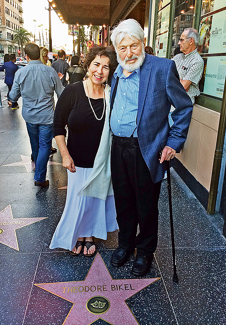 איימי גינזבורג ביקל ובעלה תיאודור ביקל, ליד הכוכב הנושא את שמו בשדרת הכוכבים בהוליווד. "לא התכוונתי לחזור לחיות בלוס אנג'לס. זו האהבה שאשמה. וכעת מעליבה אותי המחשבה שאקבר בעיר שממנה ברחתי בגיל 18"