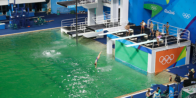 המים בבריכה האולימפית נהפכו לירוקים ואף אחד לא יודע למה