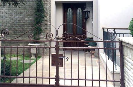 שער הכניסה לבית ברחוב הרכש בשכונת אפקה