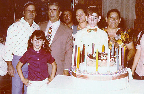 1986 - נורית דאבוש בת ה־10 עם הוריה אברהם (בעניבה) ומיסה (מימין) בבר המצווה של האח יוסי, אשקלון