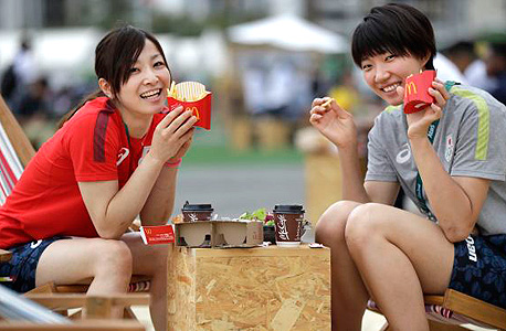 שחקניות נבחרת הכדורעף של יפן אוכלות ממוצרי מקדונלד