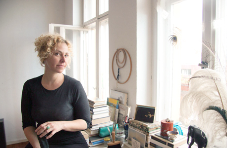 האמנית קרן אידה נתן בביתה. "כשהגעתי לברלין, ניסיתי להבין את התרבות והקשר שלי אליה, והיתה תחושת ניכור. הייתי צריכה לייצר קונטקסט חדש כדי שלא ארגיש לבד" האמנית קרן אידה נתן בביתה. "כשהגעתי לברלין, ניסיתי להבין את התרבות והקשר שלי אליה, והיתה תחושת ניכור. הייתי צריכה לייצר קונטקסט חדש כדי שלא ארגיש לבד"