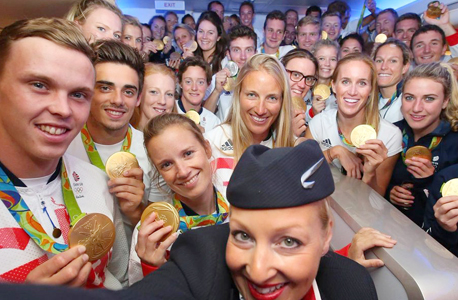 נבחרת בריטניה ל אולימפיאדה סלפי במטוס בריטיש איירווייז מדליות זהב, צילום: טוויטר בריטיש איירוויז