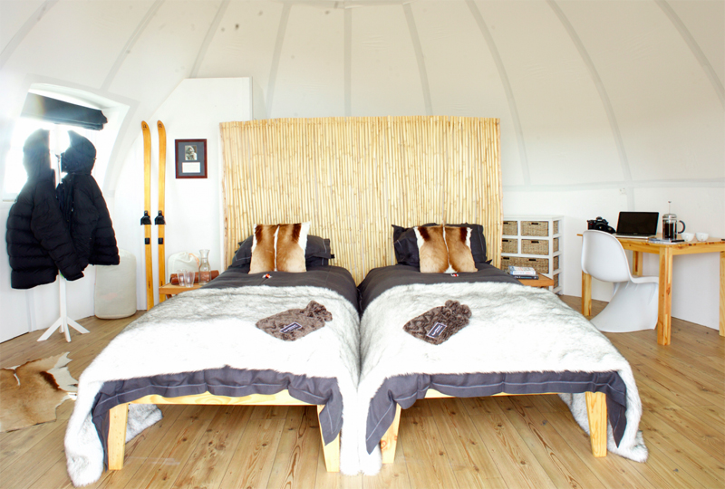  כשהם לא מטיילים לעבר הקוטב הדרומי, האורחים יכולים להירגע בסטייל. האוהלים מחוממים וכוללים שתי מיטות כל אחד. בכל יחידה יש גם כיור ושירותים