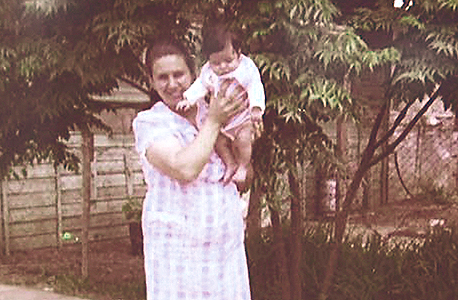 1974. גילה גמליאל התינוקת עם אמא שלה עליזה, בגדרה בסמוך לצריף שגרו בו 