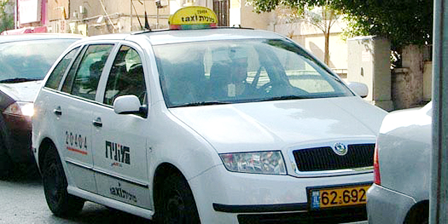 מאות נהגי מונית מוחים בכבישי תל-אביב