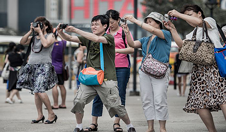 תיירים סינים. המדינה עוברת לכלכלה מבוססת על צריכה, צילום: asia news