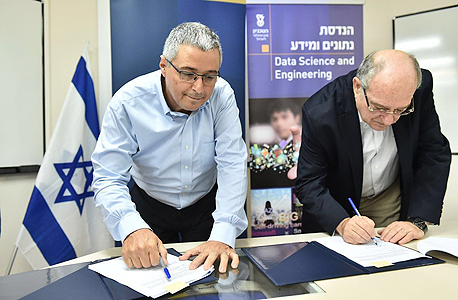 חותמים על ההסכם. מימין: נשיא הטכניון פרופ' פרץ לביא ומנכ"ל בנק הפועלים אריק פינטו חותמים על ההסכם. מימין: נשיא הטכניון פרופ' פרץ לביא ומנכ"ל בנק הפועלים אריק פינטו